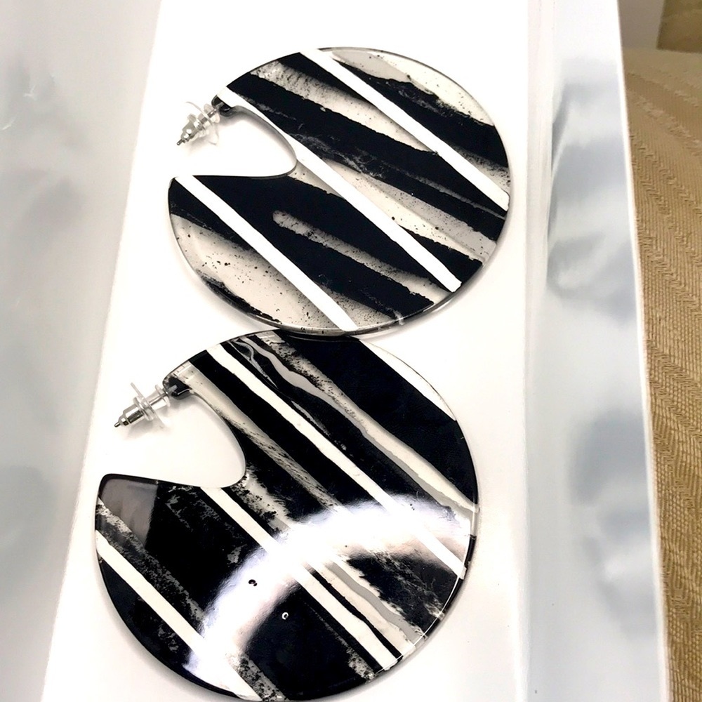 - Beautiful Large Mono chrome colored earrings - Picture 3 of 6